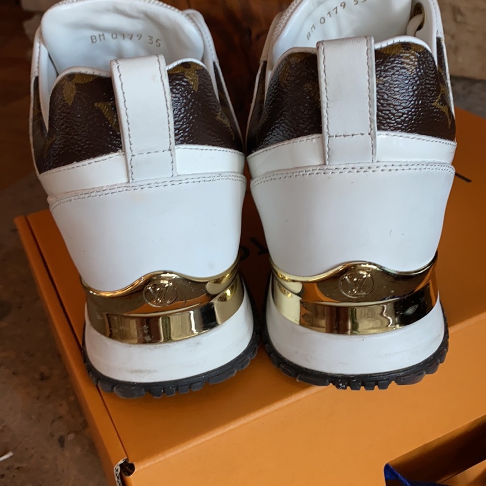 Auth. Louis Vuitton Run away sneaker - Picture 4 of 10